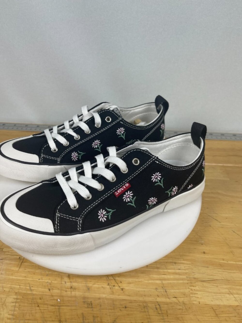 Levi’s Anika NM Emb Black Floral Sneakers Womens 7.5 Canvas Platform NIB